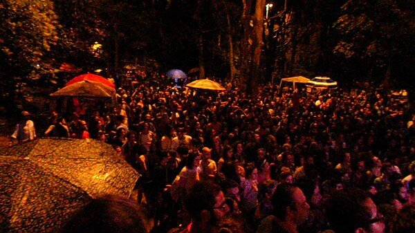 Mesmo com chuva e lama, o público permaneceu na Praça Horácio Sabino até o último momento (Foto: Marcelo Pinheiro)