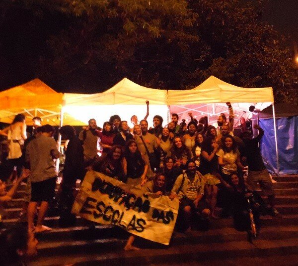 Após o encerramento do evento, por volta de 23h15, estudantes agrupam-se na escadaria da praça para serem fotografados e ovacionados pelo público (Foto: Marcelo Pinheiro)